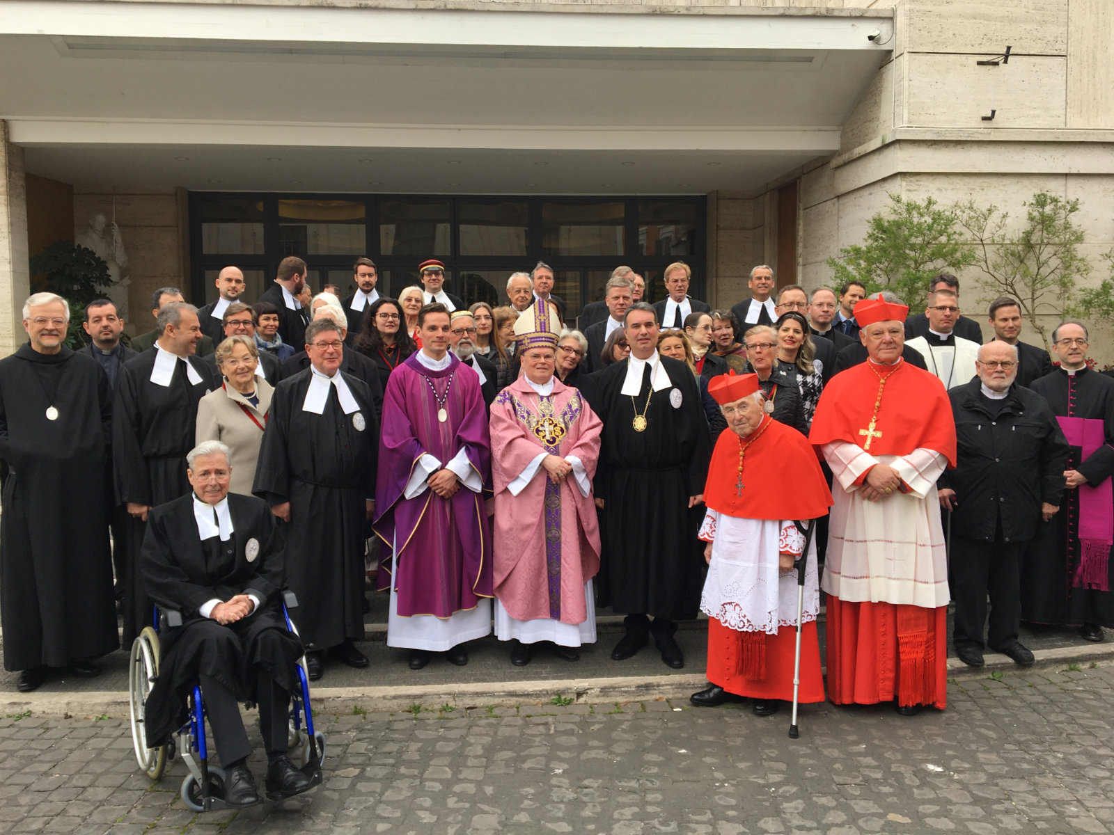 Die Mitglieder der Erzbruderschaft zur Schmerzhaften Muttergottes beim Campo Santo der Deutschen und Flamen und weitere Festteilnehmer heißen den neuen Rektor willkommen.