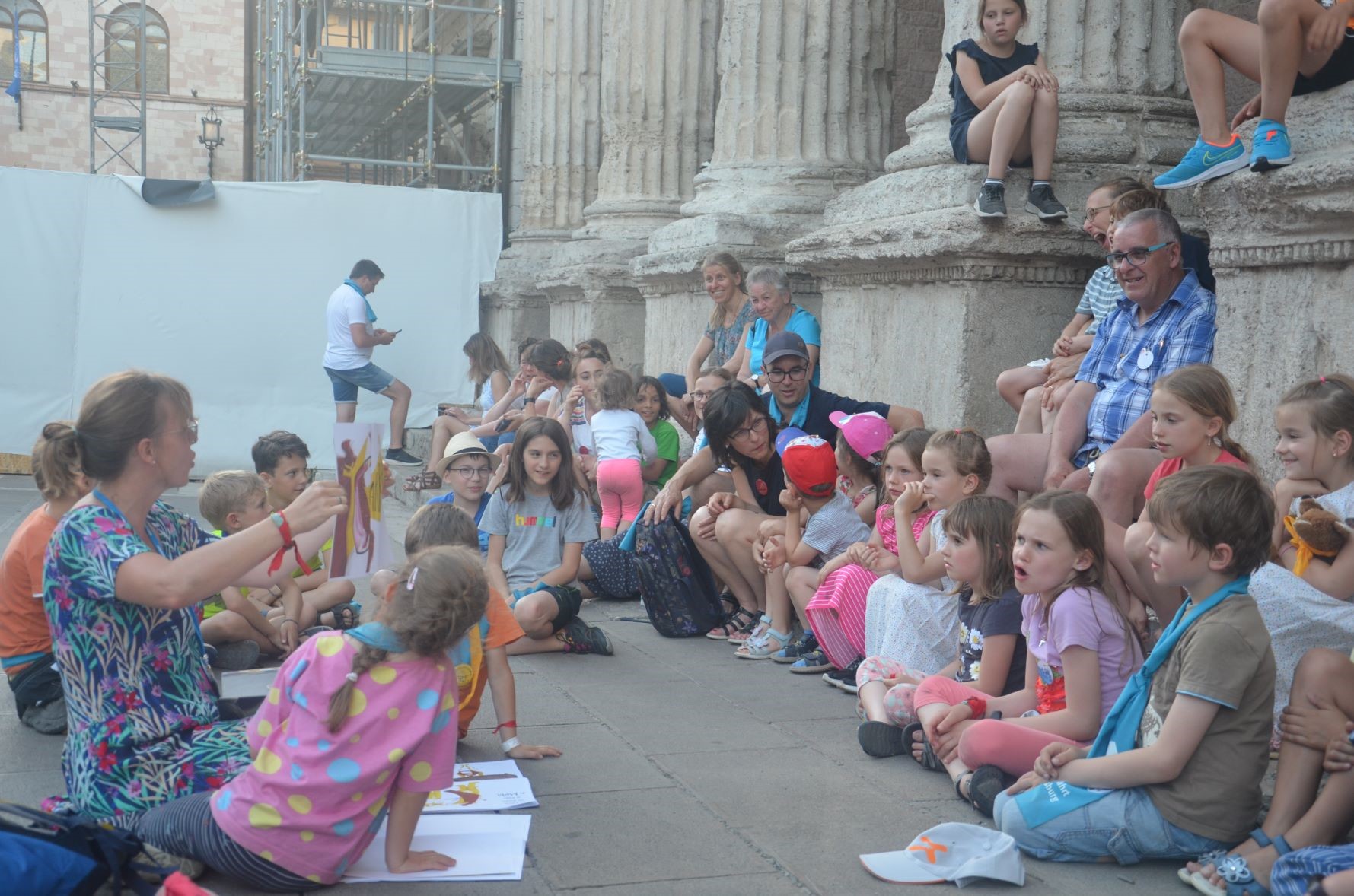 Die Einladung zur Gute-Nacht-Geschichte auf den Stufen des einstigen Minervatempels lockte zahlreiche Kinder an – und Erwachsene ebenso.