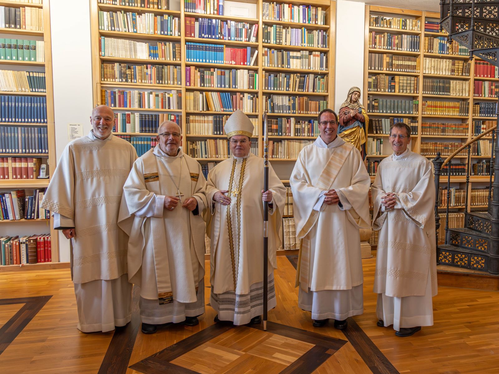(v.l.) Diakon Christian Wild, Erzabt P. Wolfgang Öxler OSB, BIschof Dr. Bertram Meier, Diakon Br. Lazarus Bartl OSB, Diakon Gerhard Rummel.