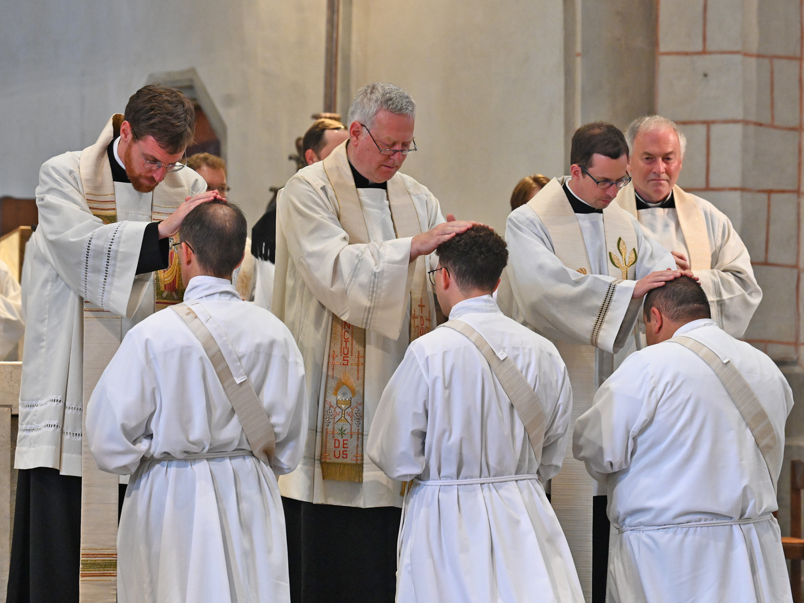 Handauflegung durch die Priester