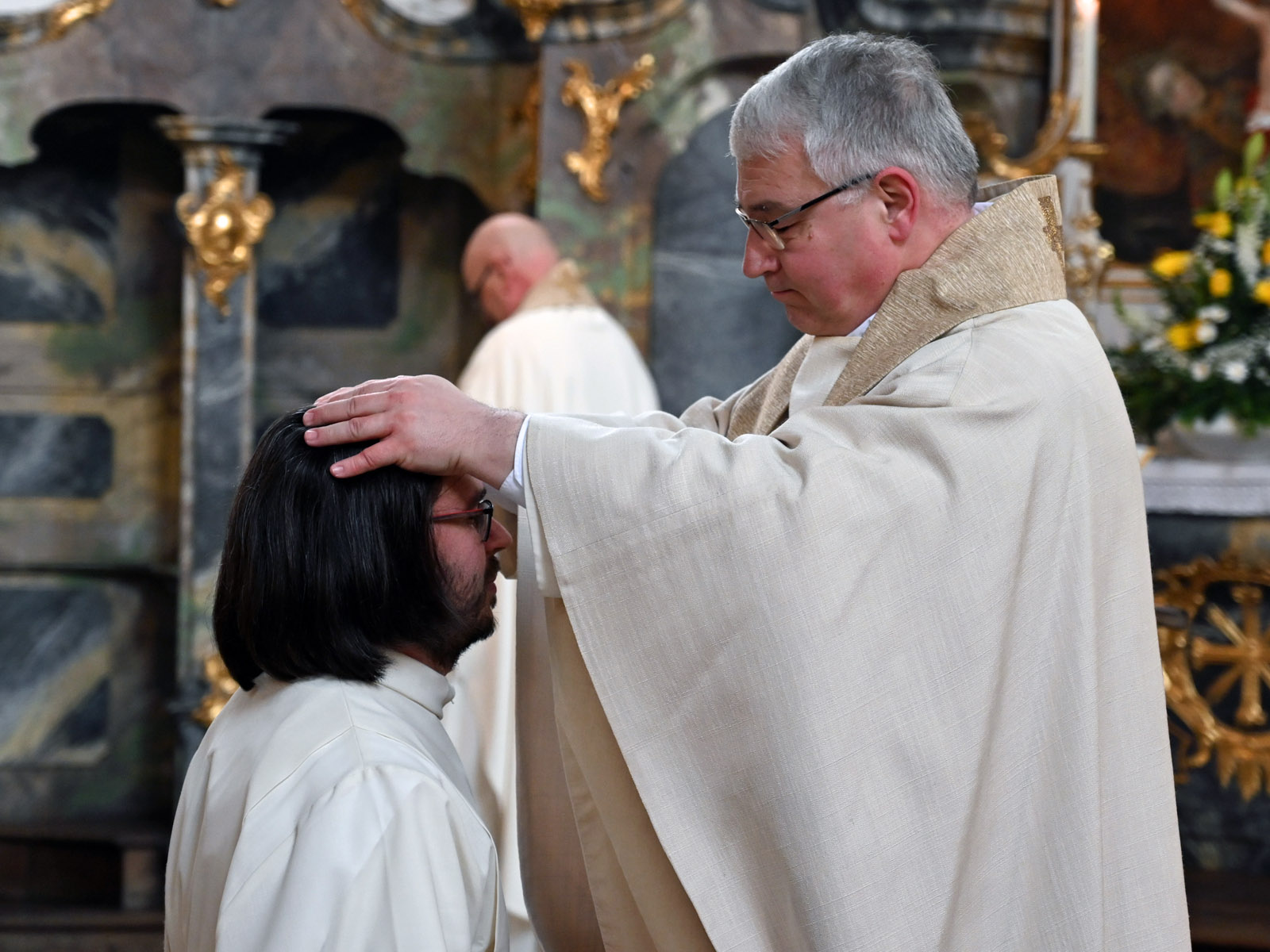 Alle anwesenden Priester legten Fr. Franziskus die Hände auf (im Bild: Abt Hermann Josef Kugler)