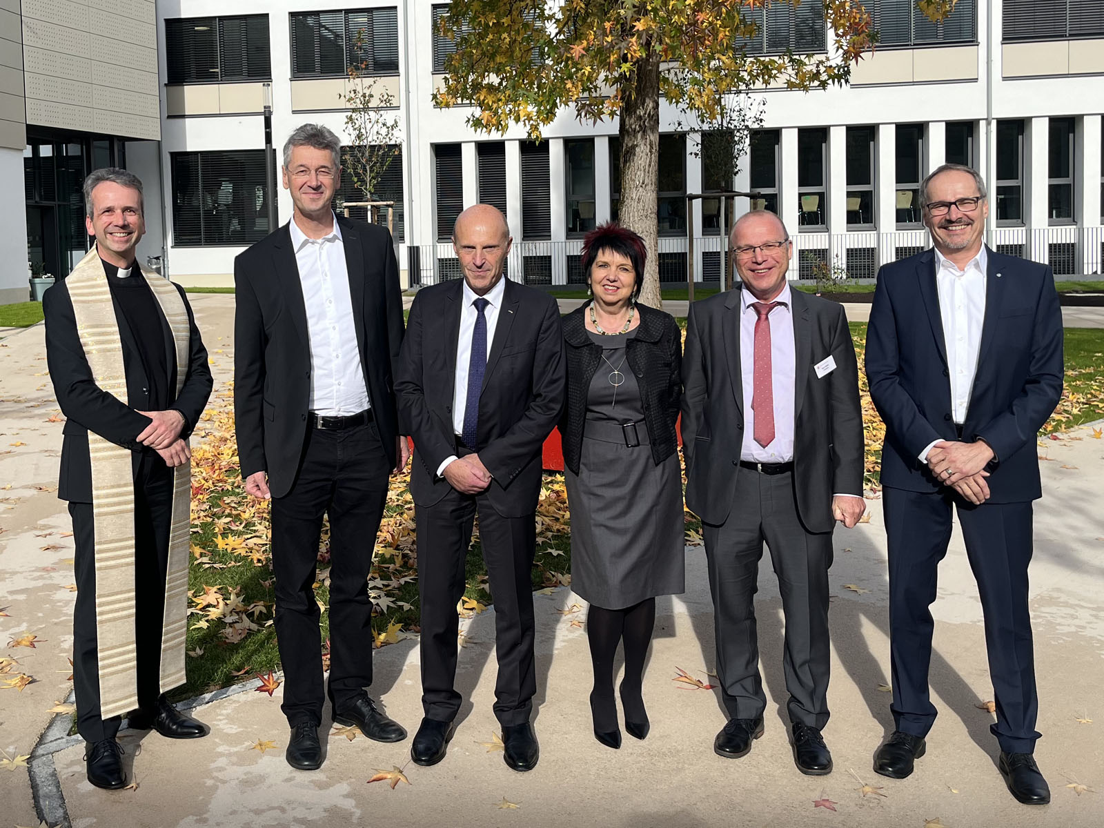 (v.l.) Domkapitular Armin Zürn, Staatsminister Prof. Dr. Michael Piazolo, KJF-Vorstandsvorsitzender Markus Mayer, Fachschulleiterin Maria Andress, Berufsschulleiter Erich Miller und der Leiter des Berufsbildungszentrums Sankt Elisabeth Otto Knauer (Foto: Dominik Schubert / KJF Augsburg)