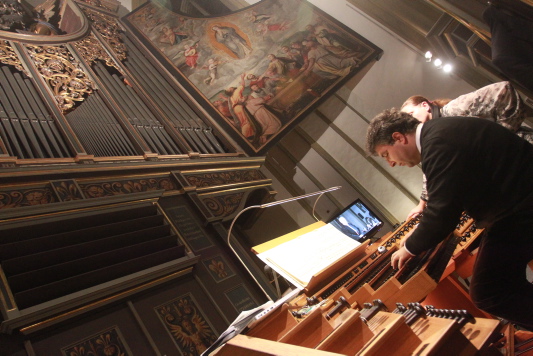 Peter Bader an der Orgel der Ulrichsbasilika. (Foto: Annette Zoepf)