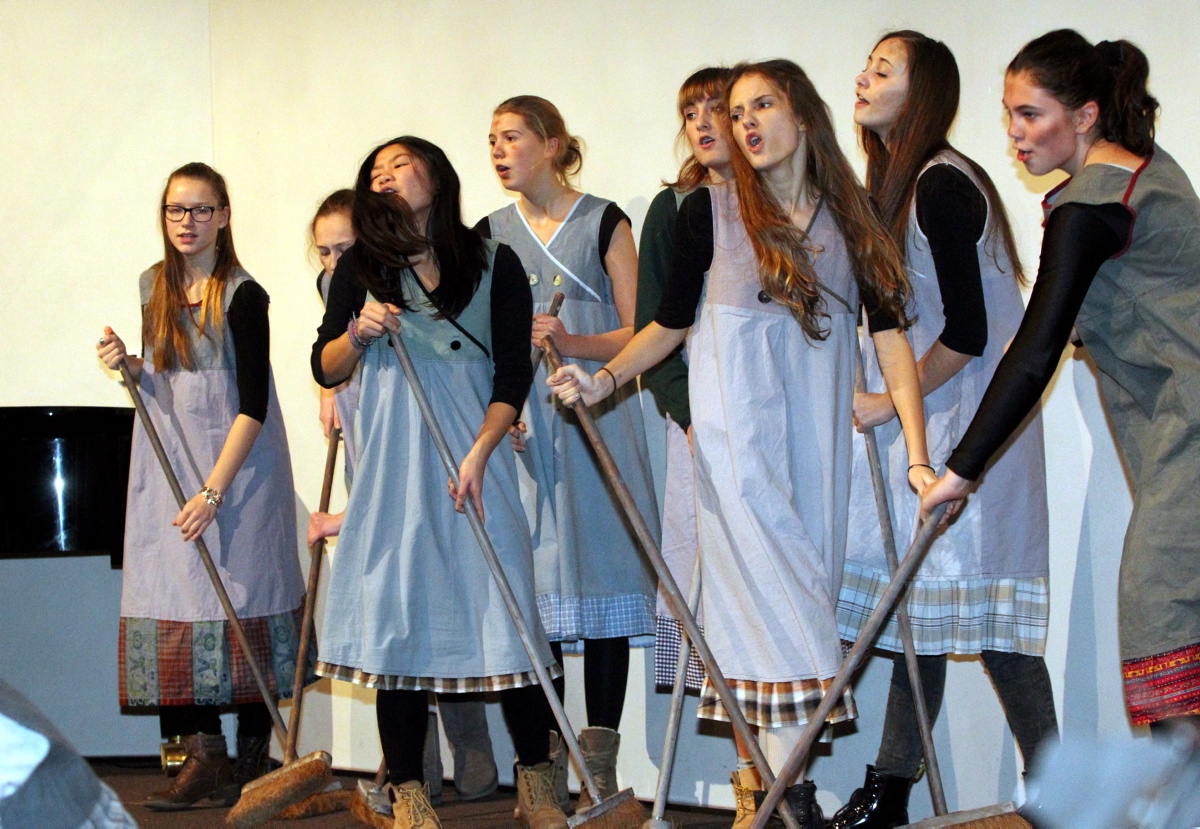 Szene aus dem Musical "Annie"/Schülerinnen des Maria-Ward-Gymnasiums Günzburg
