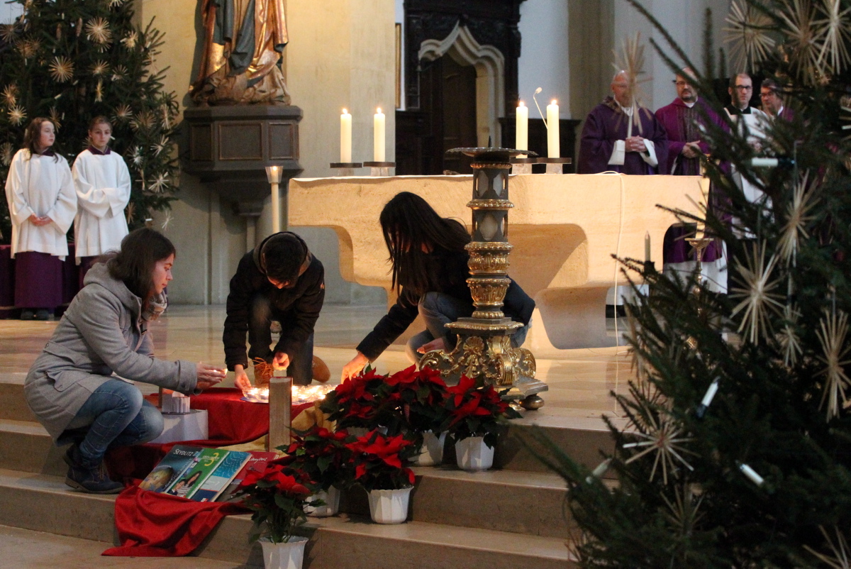 Stellvertretend für alle Schulwerks-Schulen wurden Kerzen vor den Altar getragen.