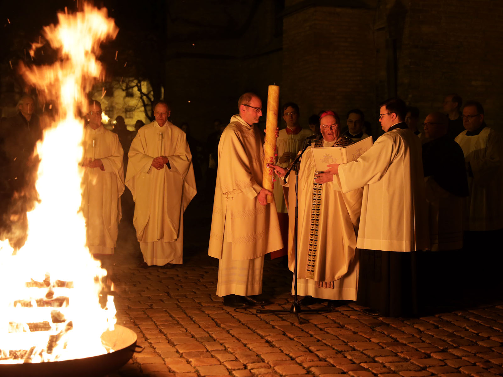 Bischof Bertram segnete das Feuer, an dem die Osterkerze entzündet wurde.