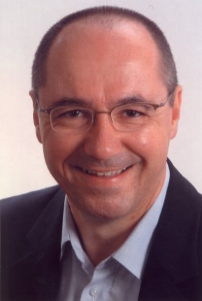 Passfoto 3.9.2010 - Bernhard Holz.jpg kompr
