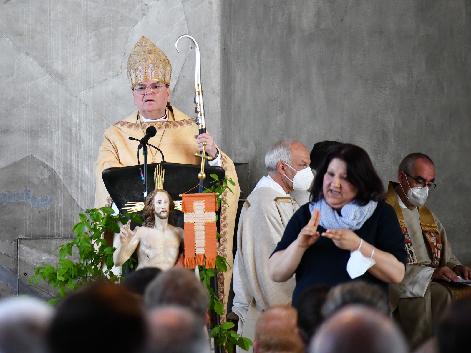 Der Gottesdienst wurde simultan in die Deutsche Gebärdensprache übersetzt.