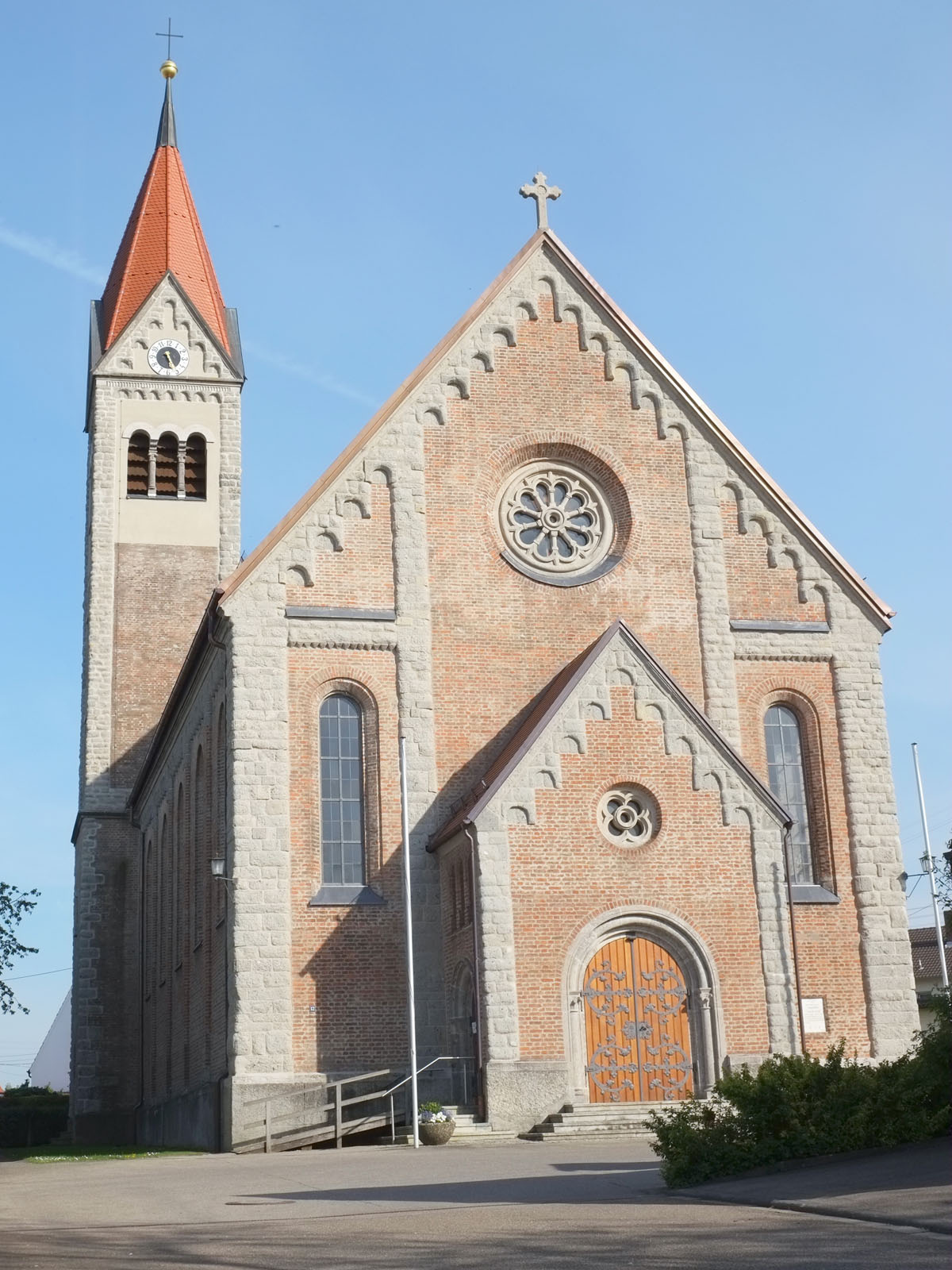 Der neoromanische Turm der Pfarrkirche ist 42 Meter hoch.