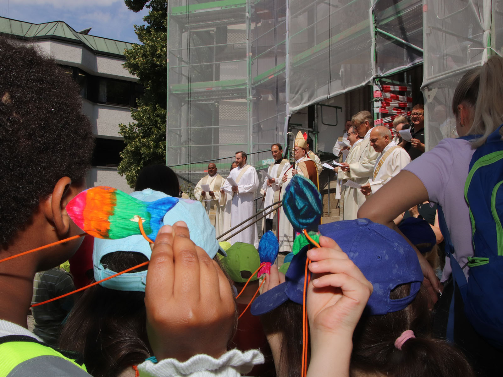 Die Kinder brachten selbstgebastelte Fische als "Erkennungszeichen der Freunde Jesu" mit.
