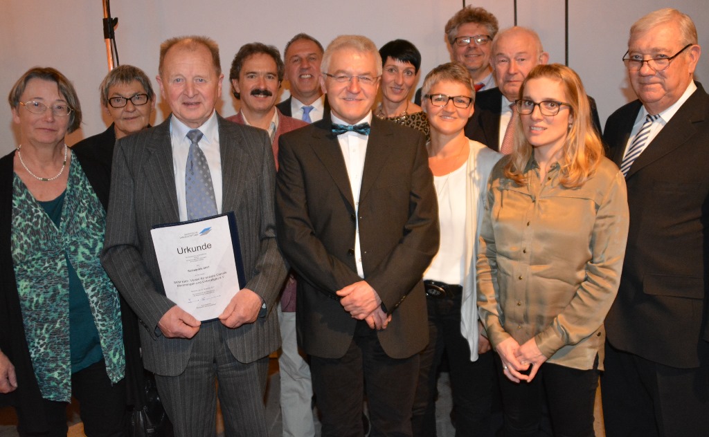Das mitgereiste Gremium der SKM, ergänzt durch Funktionsträger (von links): Helga Seybold, Renate Thanner, Hermann Keller, Martin Modi-Kekeisen, Wilfried Mück (Verwaltungsdirektor und Geschäftsführer Freie Wohlfahrtspflege Bayern), Helmut Gunderlach, Renate Frey, Susanne Wagner, Wolfgang Krell (Diözesanreferent SKM in der Diözese Augsburg), Ministerpräsident a. D. Dr. Günther Beckstein, Sarah Niedermaier und Josef Miller (Staatsminister a. D. und Vorstandsvorsitzender der Bayerischen Landesstiftung. (Foto: Johannes Wiest)