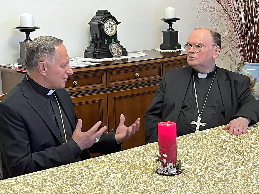 Bischof Bertram im Gespräch mit dem Erzbischof von Lviv Mieczysław Mokrzychi
