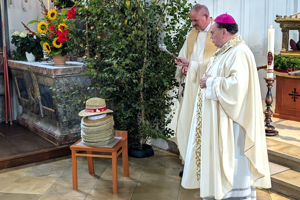 Willeboldsfest in Berkheim 2024_Segnung der Ministranten-Hüte für die Rom-Wallfahrt (Foto Alexander Schreiner)
