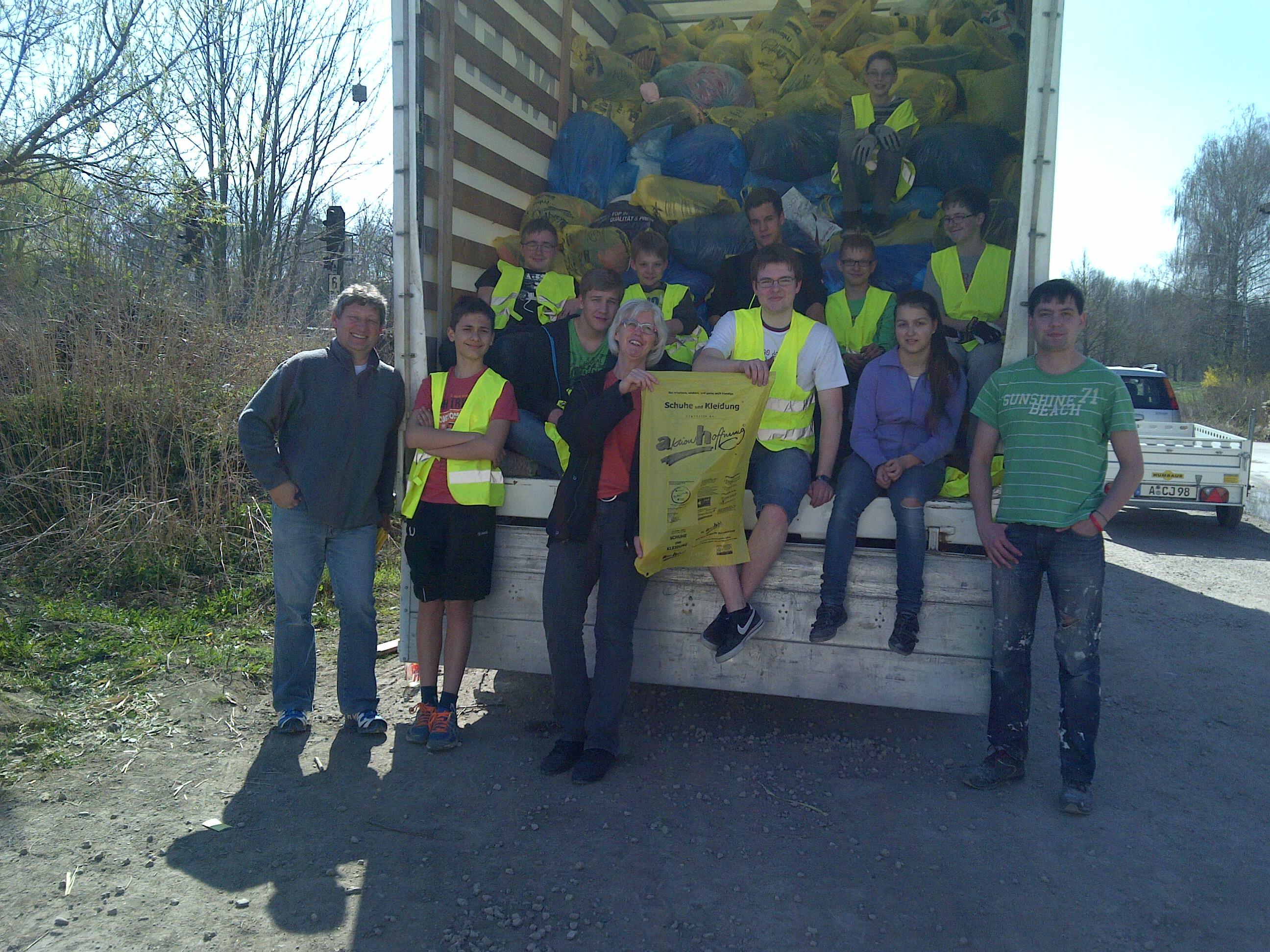 sammlung-der-aktion-hoffnung-dein-lieblingspulli-fuer-marias-neuen-mut1189919