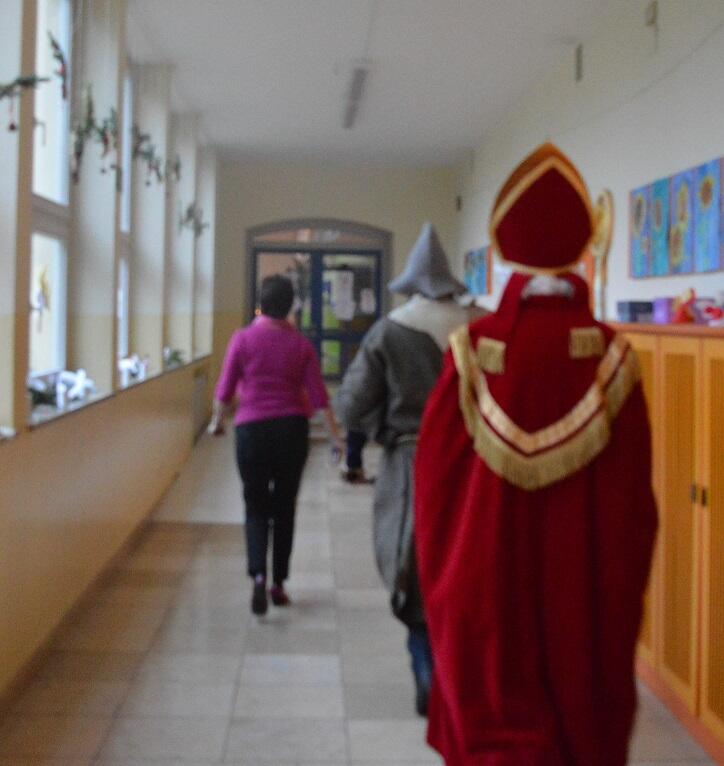 der-nikolaus-zu-besuch-in-der-grundschule-meitingen1365583