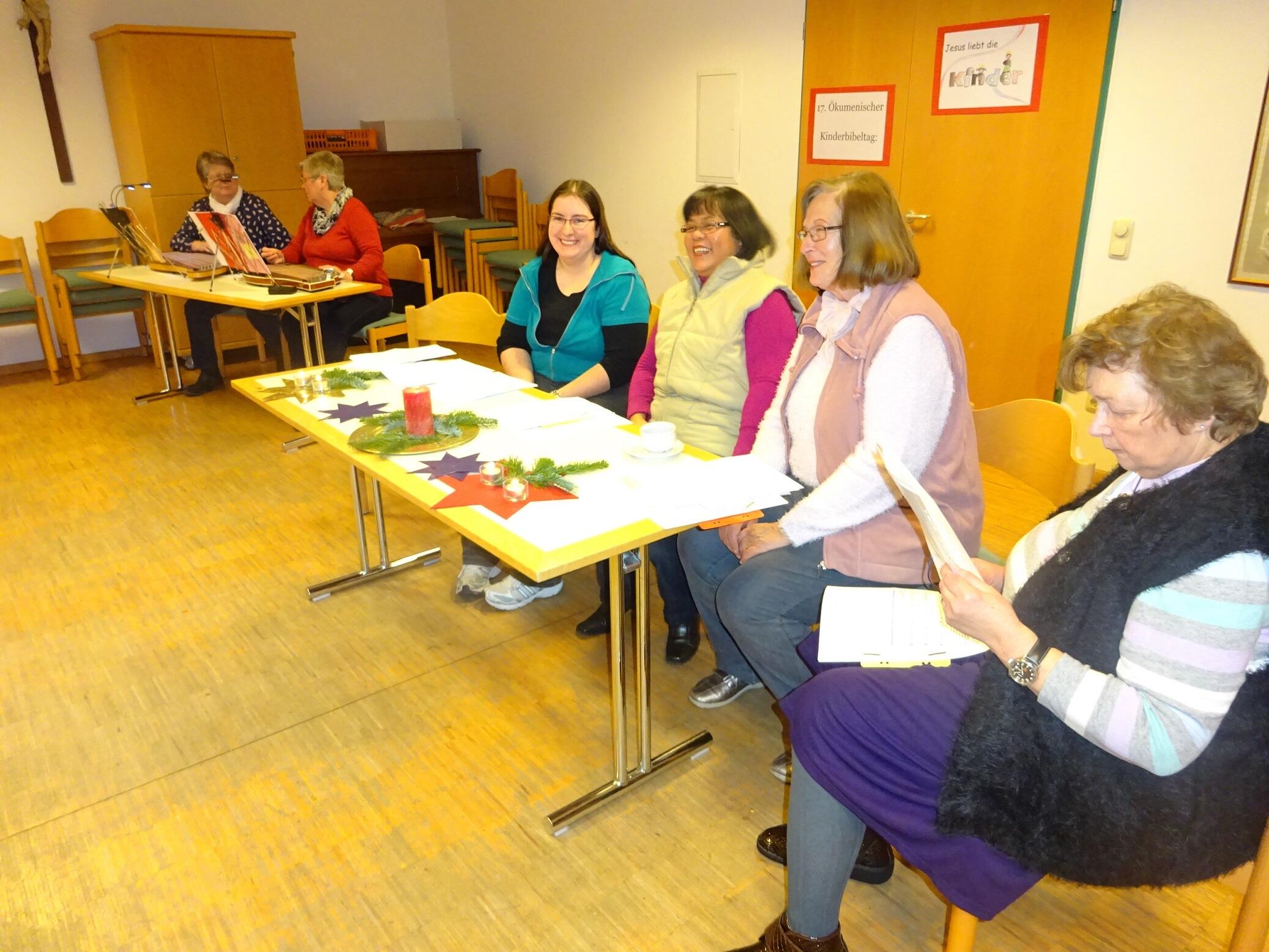 der-seniorennachmittag-in-den-farben-des-advents1632943