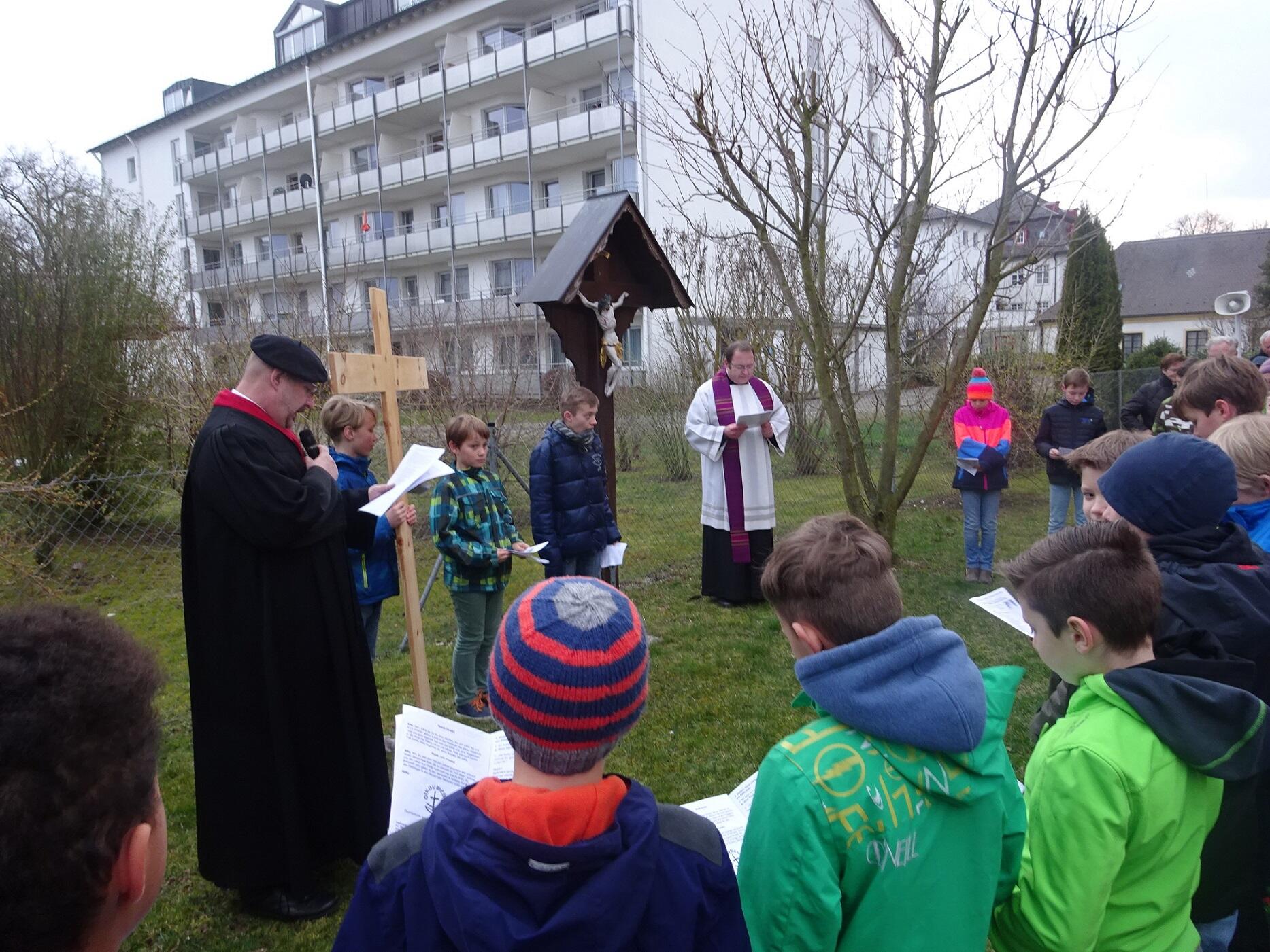 oekumenischer-kreuzweg-mit-den-firmlingen1674344
