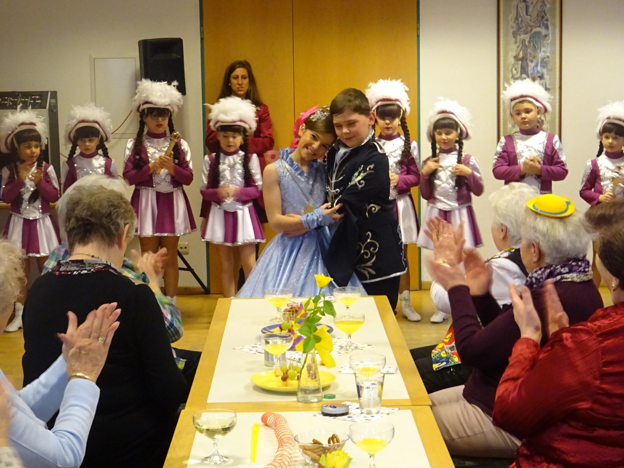 meitingen-wie-es-singt-und-lacht-gute-stimmung-beim-seniorenfasching1842483