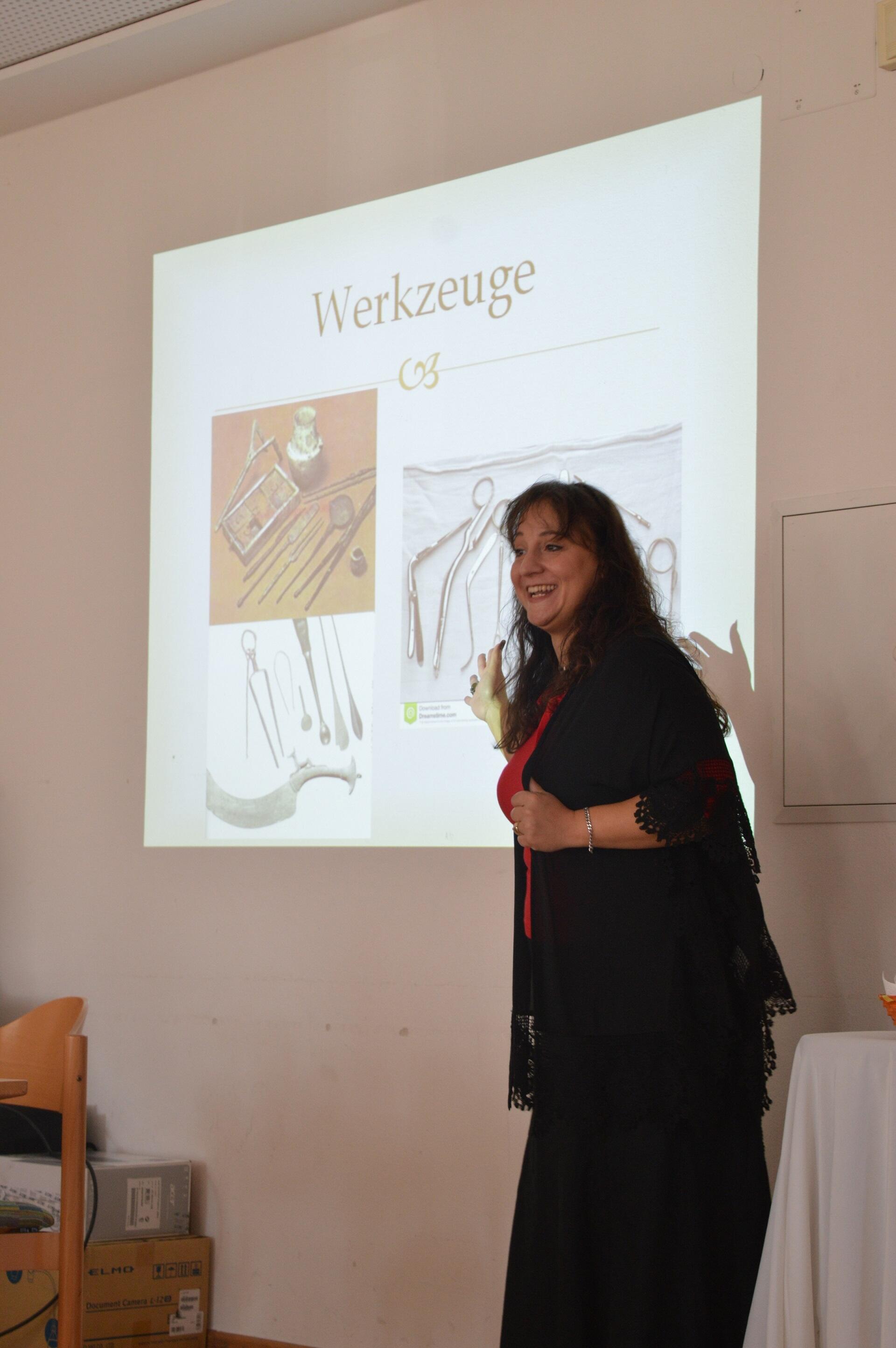 senioren-begeben-sich-in-das-alte-aegypten2254284