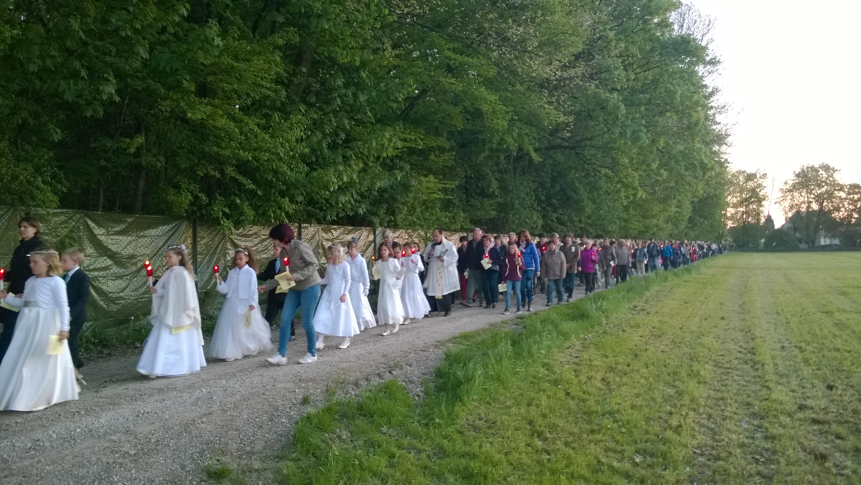 lichterprozession-zur-lourdesgrotte1698346