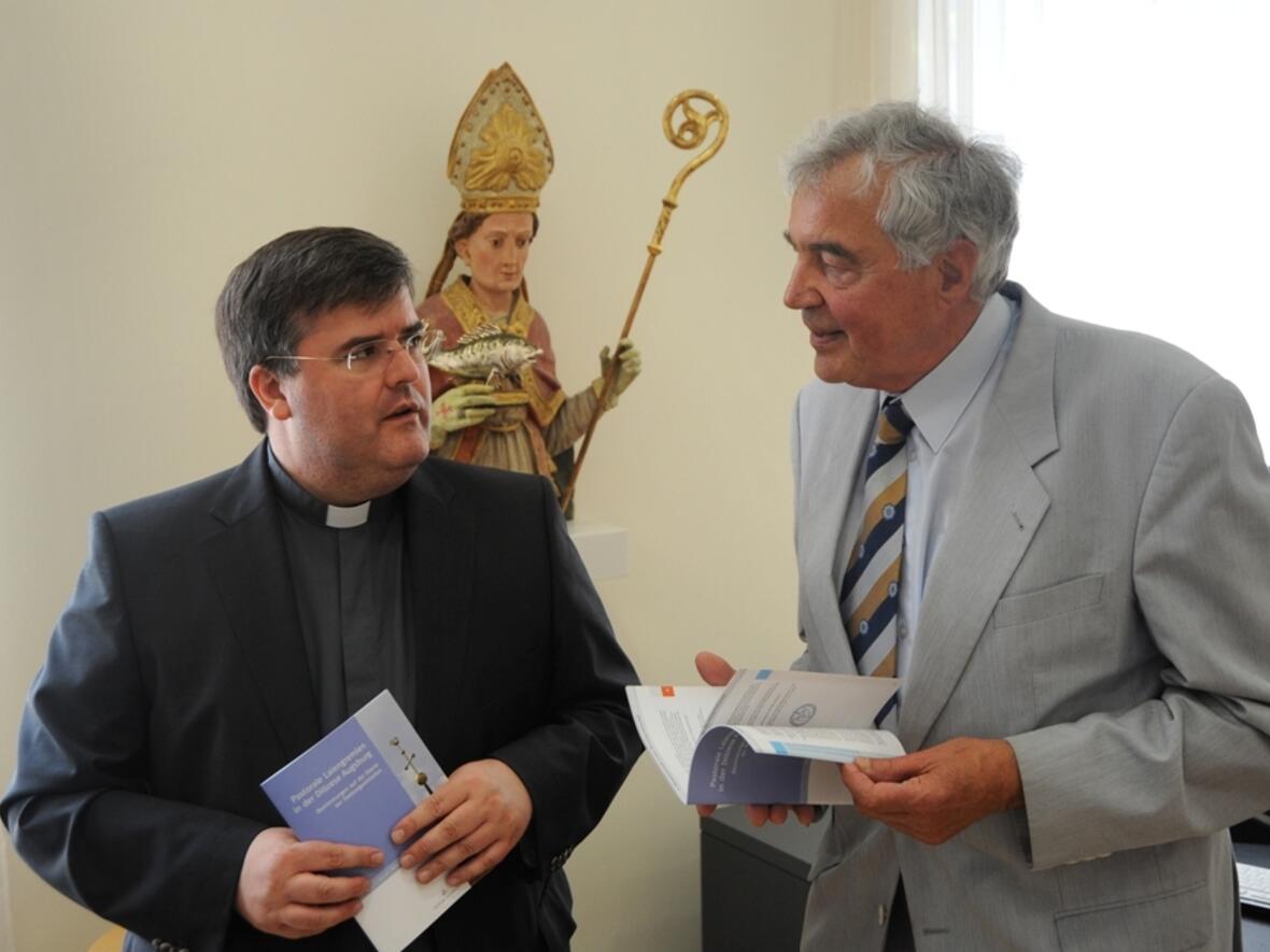 Generalvikar Harald Heinrich und Diözesanratsvorsitzender Helmut Mangold mit den neuen Satzungen