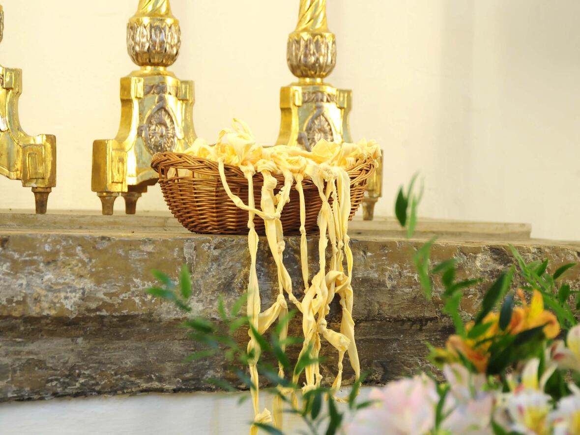 400-knoten-fuer-die-knotenloeserin-katholikentags-band-vor-das-wallfahrtsbild-in-st-peter-am-perlach-gebracht1197456