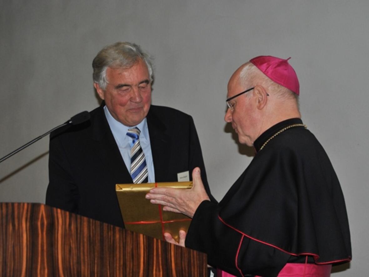 Herzliche Verabschiedung Bischof Konrad Zdarsa ließ es sich nicht nehmen, jedem scheidenden Mitglied des Diözesanrates persönlich zu danken und ein Geschenk zu überreichen. Hier verabschiedet er Helmut Mangold, der dem Diözesanrat 20 Jahre vorstand.