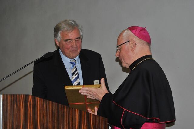 Herzliche Verabschiedung Bischof Konrad Zdarsa ließ es sich nicht nehmen, jedem scheidenden Mitglied des Diözesanrates persönlich zu danken und ein Geschenk zu überreichen. Hier verabschiedet er Helmut Mangold, der dem Diözesanrat 20 Jahre vorstand.