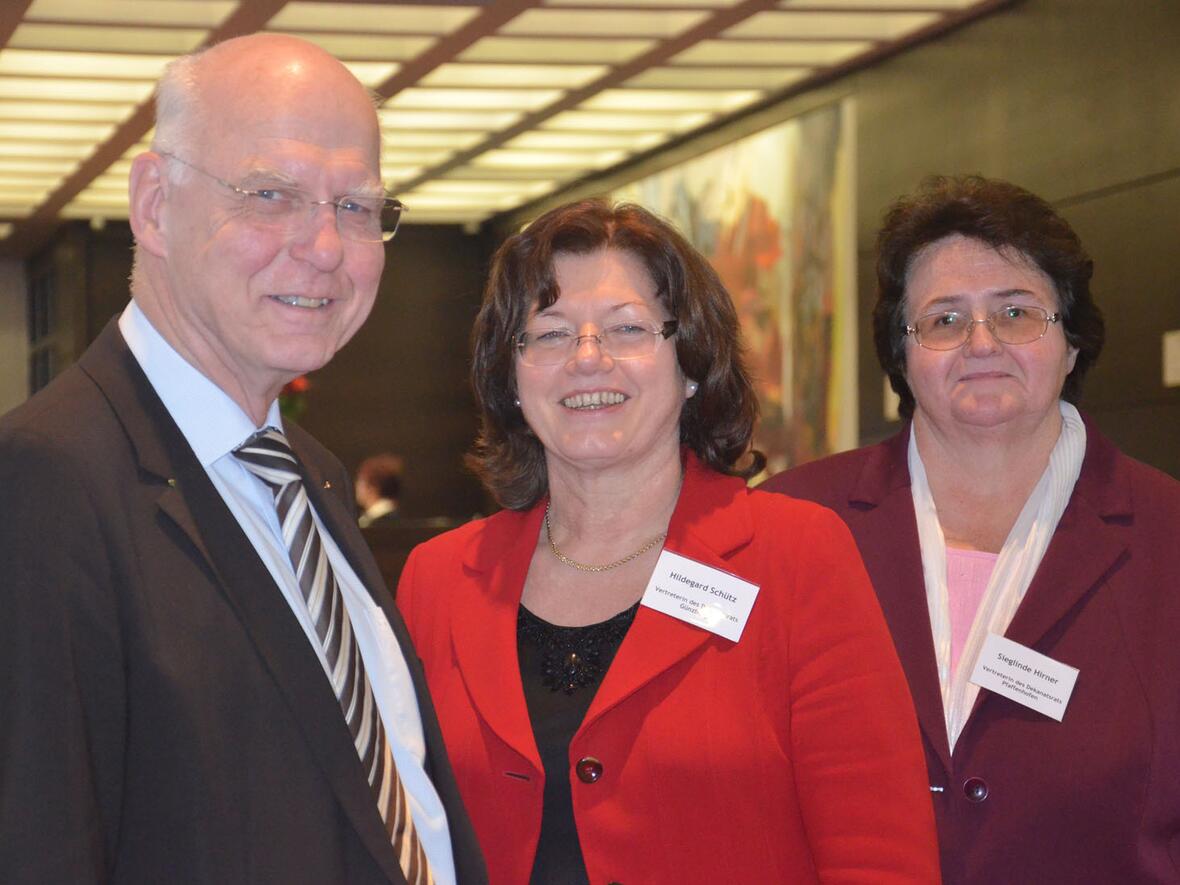 Die neu gewählte Diözesanratsvorsitzende Hildegard Schütz (Mitte) mit ihren beiden Stellvertretern Sieglinde Hirner und Max Weinkamm. (Foto: Johannes Müller/Kath. SonntagsZeitung)