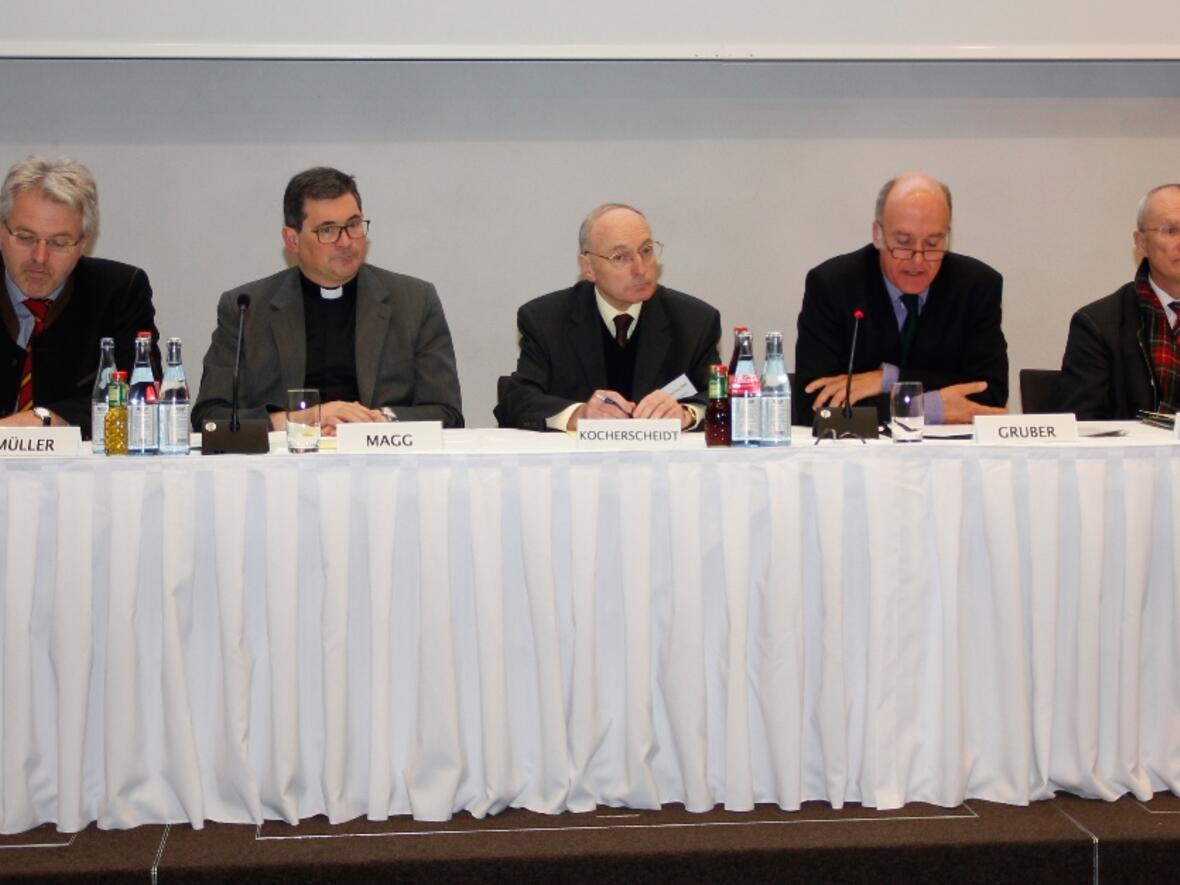 Engagiert und sehr aufschlussreich zeigten sich die Teilnehmer der Podiumsdiskussion (v.li.n.re.): Ulrich Müller (1. Bürgermeister von Wittislingen), Diözesan-Caritasdirektor Domkapitular Dr. Andreas Magg, Otto Kocherscheidt (Diözesanrat), Ministerialdirektor Dr. Markus Gruber (Bayerisches Sozialministerium), Karl Michael Scheufele (Regierungspräsident von Schwaben). Foto: Caritas