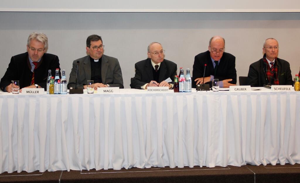 Engagiert und sehr aufschlussreich zeigten sich die Teilnehmer der Podiumsdiskussion (v.li.n.re.): Ulrich Müller (1. Bürgermeister von Wittislingen), Diözesan-Caritasdirektor Domkapitular Dr. Andreas Magg, Otto Kocherscheidt (Diözesanrat), Ministerialdirektor Dr. Markus Gruber (Bayerisches Sozialministerium), Karl Michael Scheufele (Regierungspräsident von Schwaben). Foto: Caritas