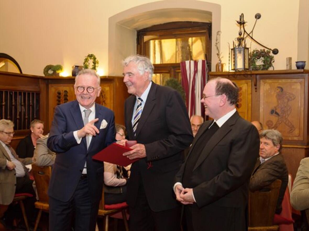 landeskomitee-der-katholiken-helmut-mangold-erhaelt-franz-eser-medaille1480236