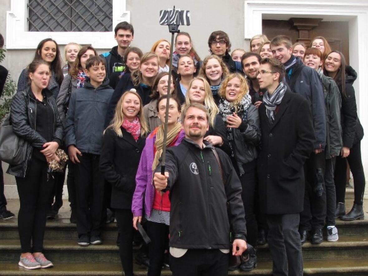 Selfie vor der Ulrichskirche: Ein fröhliches Selbstportrait mit der Handykamera am Selfiestick machten die Schüler aus Königgrätz vor der evangelischen Ulrichskirche in Augsburg.