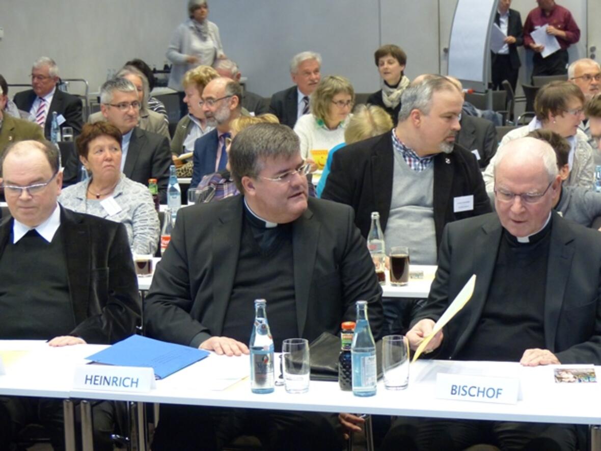 In der ersten Reihe: Domdekan Dr. Bertram Meier, Generalvikar Harald Heinrich und Bischof Dr. Konrad Zdarsa. (Foto: Beate Dieterle)