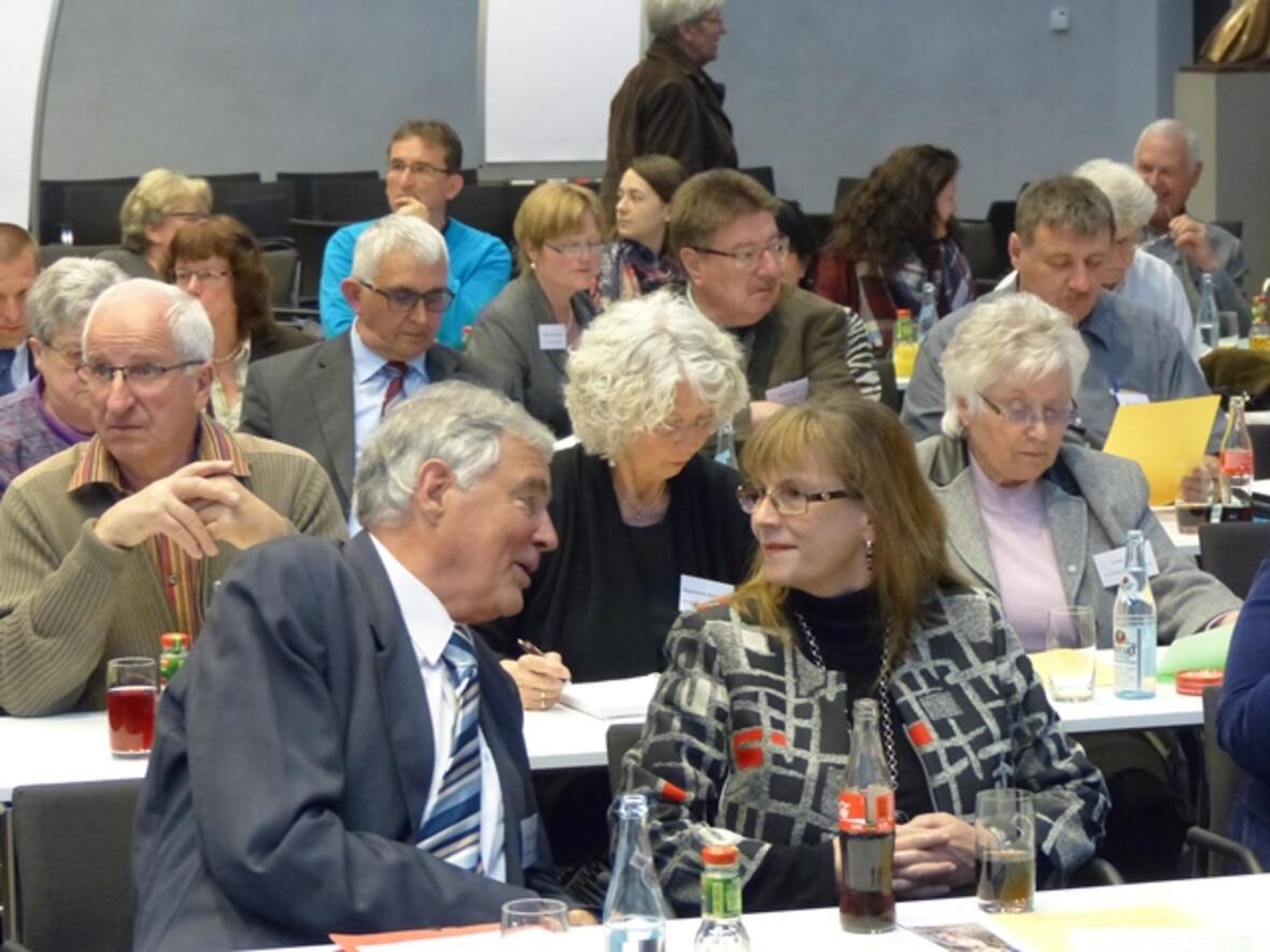 Immer im Gespräch: Helmut Mangold und Prof. Gerda Riedl. (Foto: Beate Dieterle)
