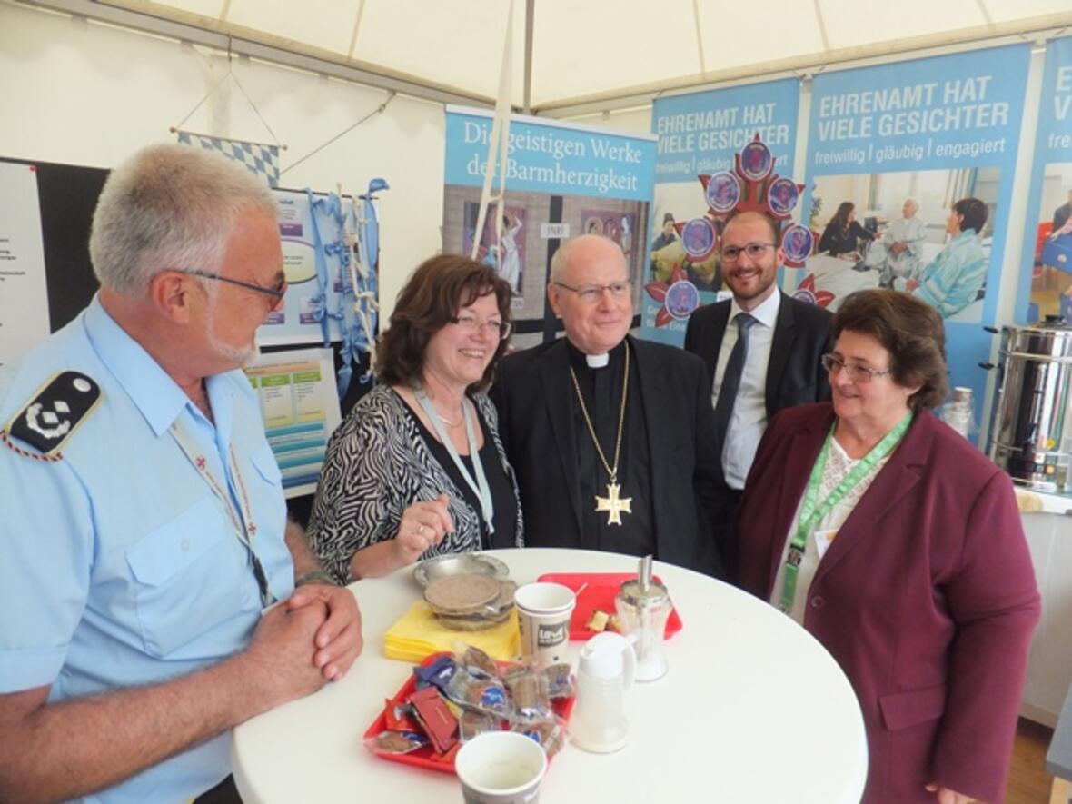 Mit Gästen aus Augsburg: Ernst Schmidhuber, Hildegard Schütz und Sieglinde Hirner begrüßten Bischof Dr. Konrad Zdarsa und Bischofssekretär Johannes Steber (Foto: E.Schmidhuber)