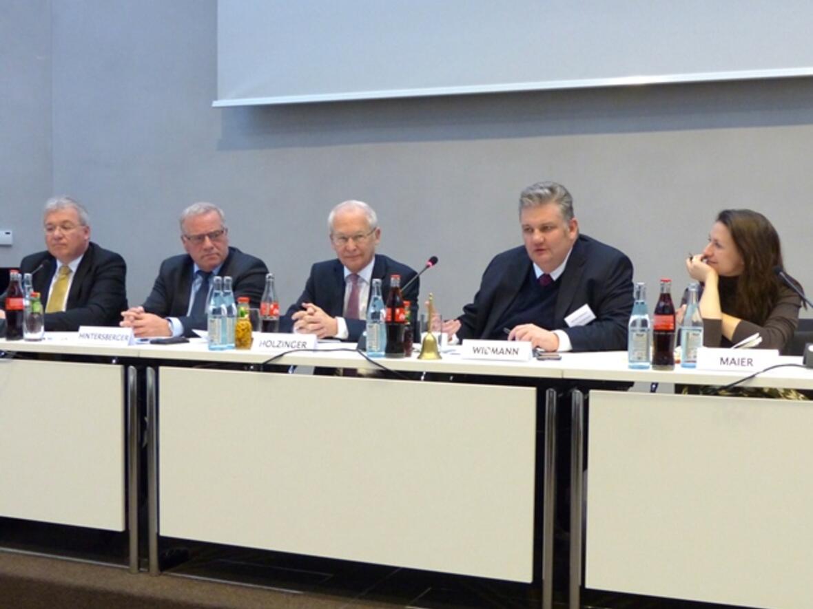 Das Podium mit Markus Ferber MdEP, Staatssekretär Johannes Hintersberger, OB a.D. Dr. Ivo Holzinger, Moderator Michael Widmann, BDKJ-Bundesvorsitzende Lisi Maier (Foto: Beate Dieterle)