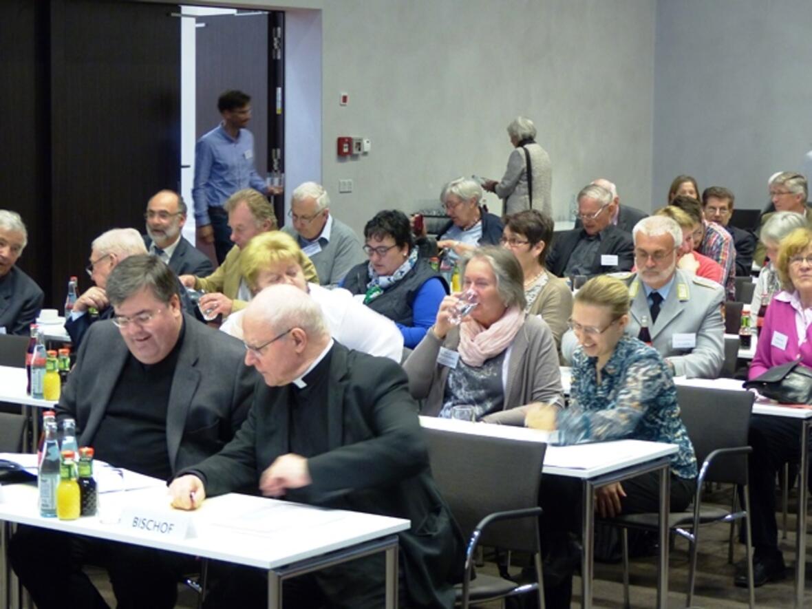 Generalvikar Msgr. Harald Heinrich und Bischof Dr. Konrad Zdarsa auf der Vollversammlung im Haus St. Ulrich (Foto: Beate Dieterle)
