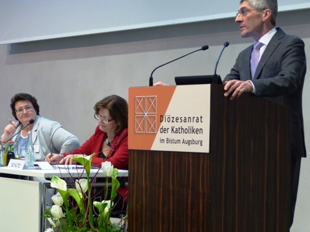 Aufmerksame Zuhörerinnen beim Bericht des Finanzdirektors: Sieglinde Hirner und Hildegard Schütz mit Dr. Klaus Donaubauer (Foto: Michael Widmann)
