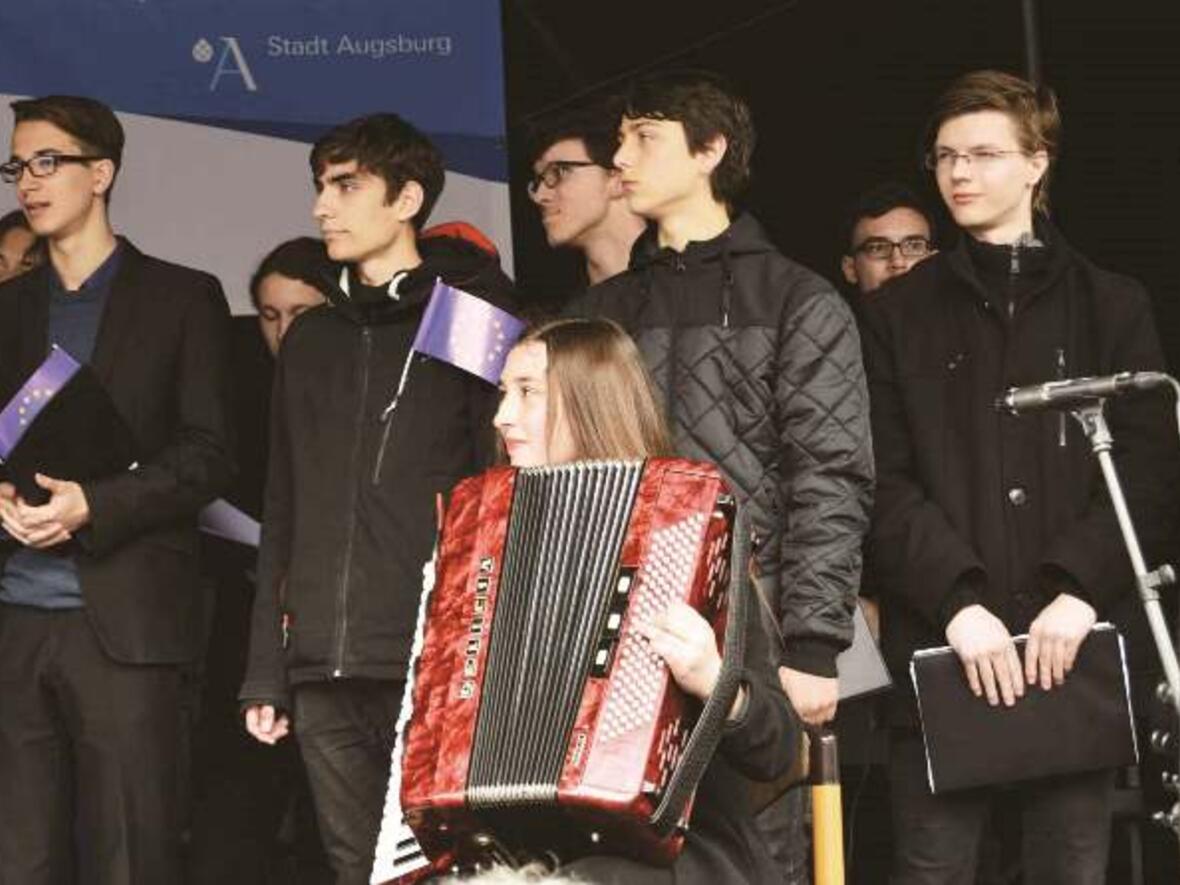 musikalischer-friedensbeitrag-der-besuch-des-schulchores-aus-koeniggraetz1904687