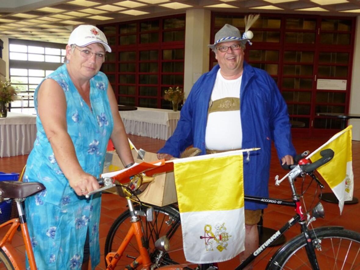 „Wo geht’s denn da zu diesem Pfarrgemeinderadl?“ – Die Brehers vor ihrem Auftritt im Haus St. Ulrich (Foto: Beate Dieterle)