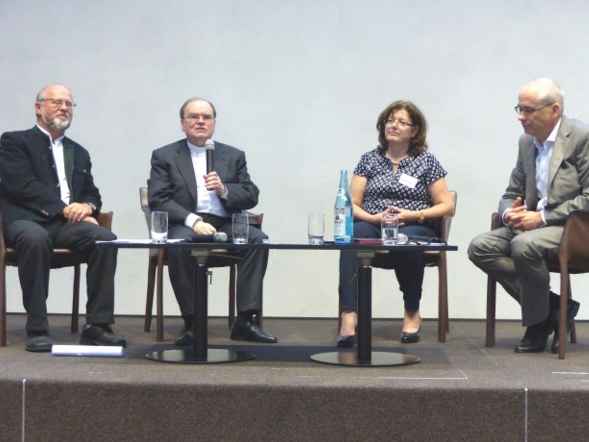 Pfarrer Peter Brummer, Bischofsvikar Prälat Dr. Bertram Meier, Diözesanratsvorsitzende Hildegard Schütz und Pressesprecher Dr. Karl-Georg Michel stellten sich den Fragen des Publikums. (Foto: Beate Dieterle)