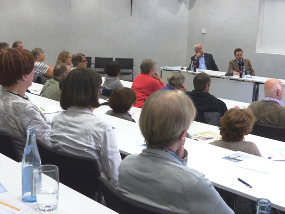 Zuhörer und Podium: Die Fachtagung im Haus St. Ulrich (Foto: Beate Dieterle)