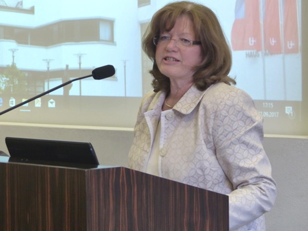 Engagierte Eröffnung: Die Initiatorin der Fachtagung, Hildegard Schütz, Diözesanratsvorsitzende (Foto: Beate Dieterle)