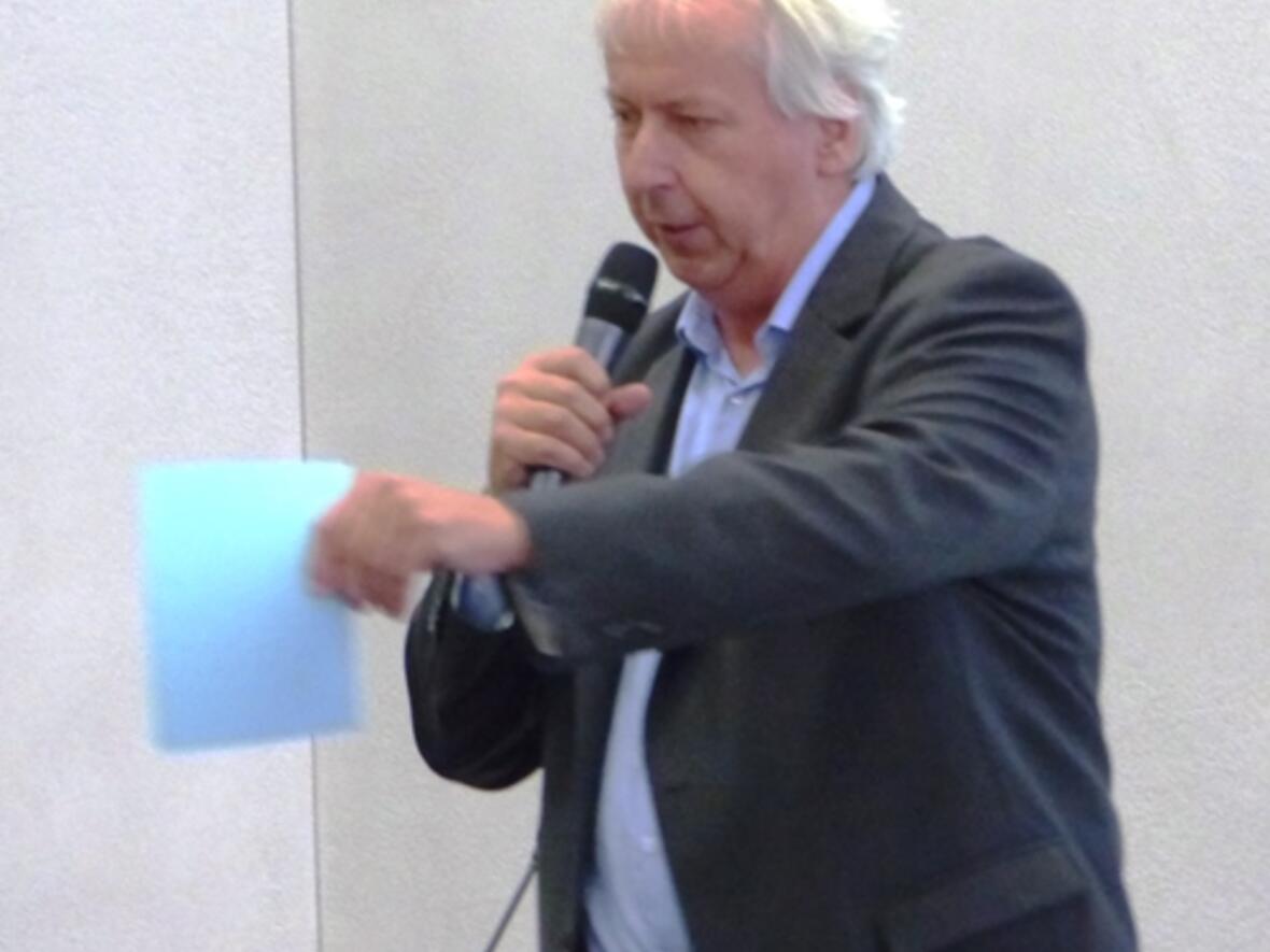 Der Moderator in Aktion: Ulrich Bobinger, Programmchef katholisch1.tv (Foto: Beate Dieterle)