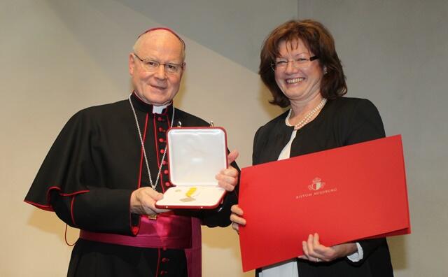 Aus den Händen ihres Oberhirten: Hildegard Schütz erhält von Bischof Dr. Konrad Zdarsa das päpstlichen Ehrenkreuz „Pro ecclesia et pontifice“ (Foto: © Pressestelle Bistum Augsburg | Annette Zoepf)