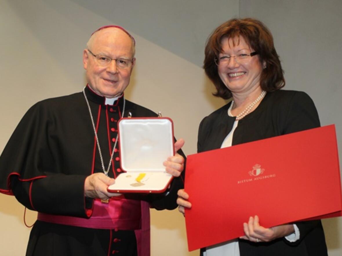Aus den Händen ihres Oberhirten: Hildegard Schütz erhält von Bischof Dr. Konrad Zdarsa das päpstlichen Ehrenkreuz „Pro ecclesia et pontifice“ (Foto: © Pressestelle Bistum Augsburg | Annette Zoepf)