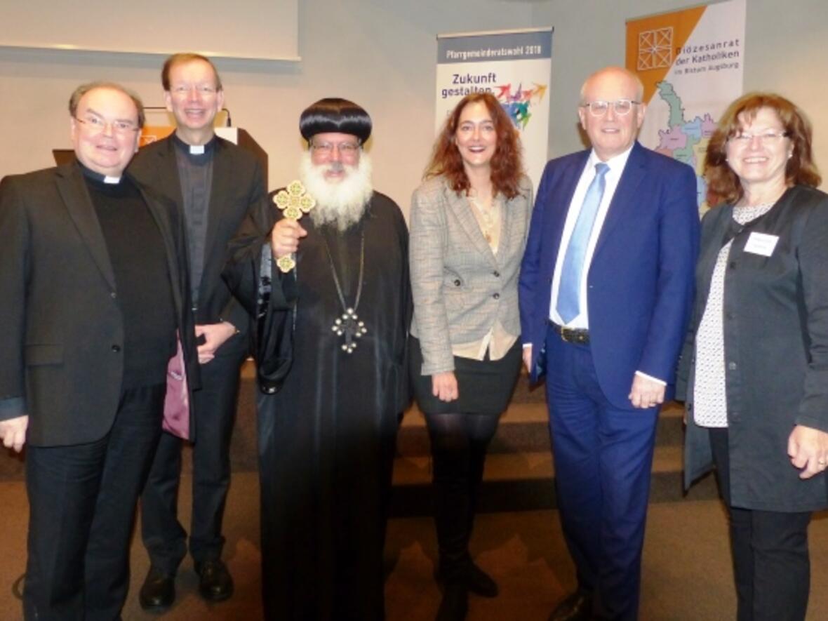 Hausherr und Zelebrant des Gottesdienstes: Bischofsvikar Pälat Dr. Bertram Meier mit den Referenten Msgr. Wolfgang Huber (Präsident missio München), Bischof Anba Damian (Koptischer Diözesanbischof), Michaela Koller (Journalistin, Referentin IGFM), Volker Kauder (Fraktionsvorsitzender CDU/CSU) und Diözesanratsvorsitzender Hildegard Schütz (Foto: Beate Dieterle)