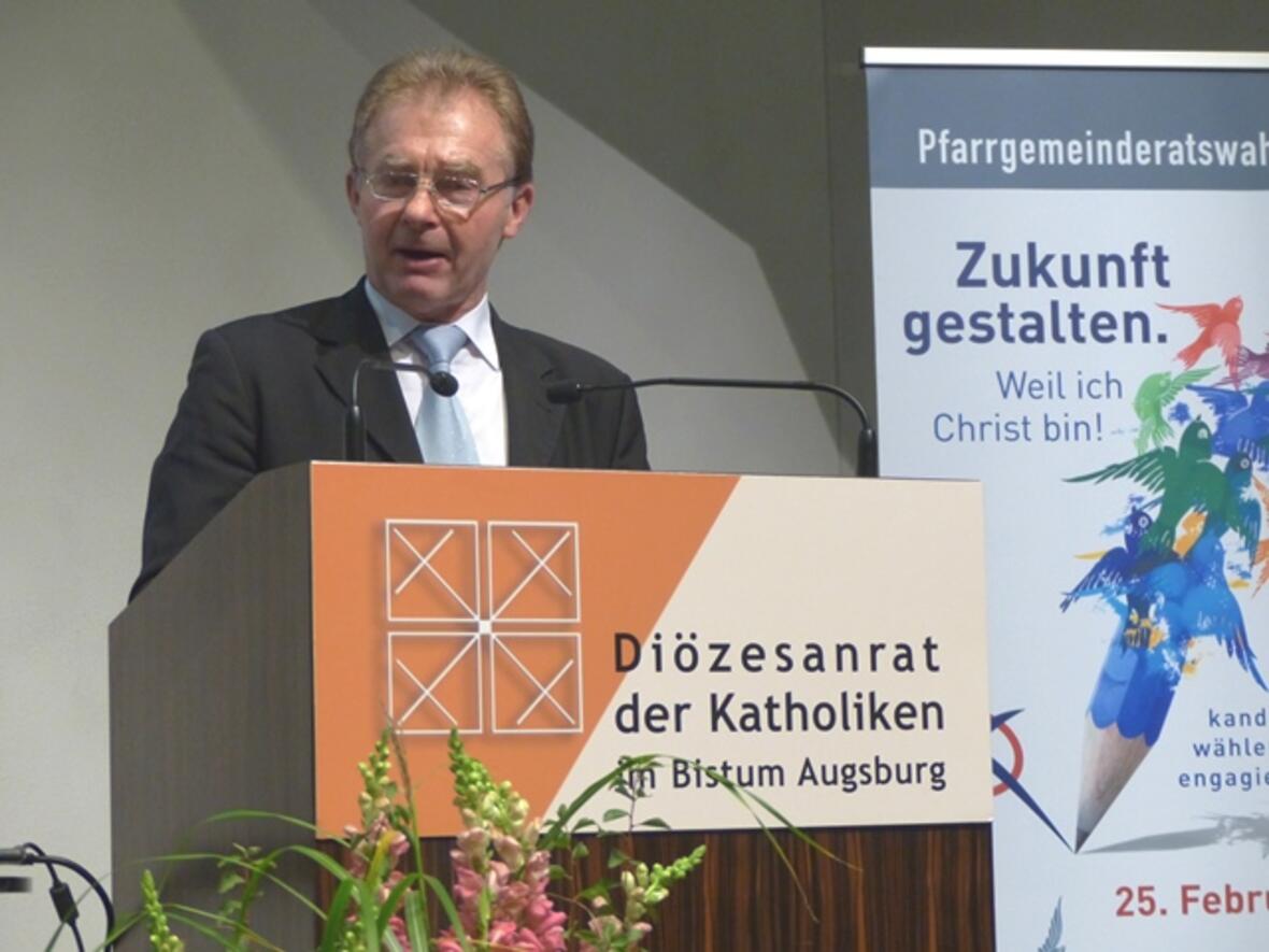 Stellte die Referenten vor: Martin Gregori, Leiter des Sachausschusses „Mission-Entwicklung-Frieden“, der die Herbstvollversammlung vorbereitet hatte. (Foto: Beate Dieterle)