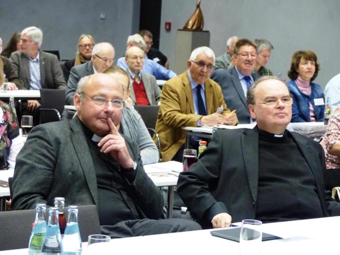 Pfarrer Dr. Ulrich Lindl, Leiter der Hauptabteilung Kirchliches Leben, und Prälat Dr. Bertram Meier, Bischofsvikar für Ökumene und Interreligiöser Dialog, auf der Herbstvollversammlung. (Foto: Beate Dieterle)